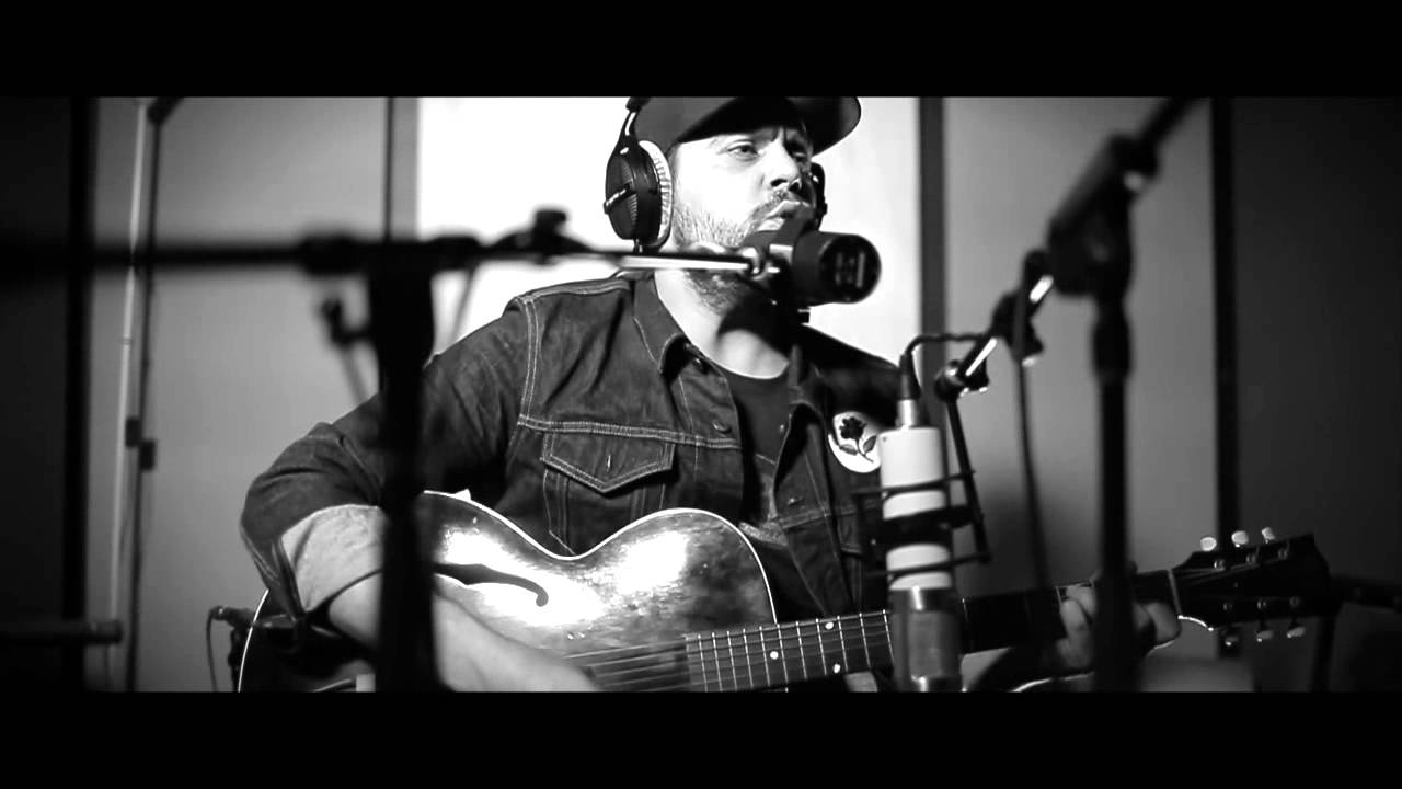 YouTube पर Dan Sultan - Dirty Ground (Live From Way Of The Eagle Studios) देखें YouTube पर Dan Sultan - Dirty Ground (Live From Way Of The Eagle Studios) देखें