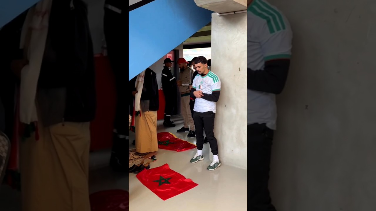 ​"لقطة اليوم: جزائري يخطف الأنظار بصلاته على العلم الوطني المغربي
