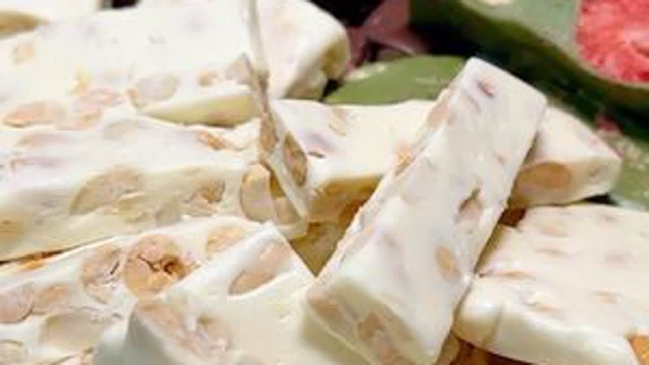 年货必备🔥「牛轧糖」三种口味零失败！ 材料如下：原味花生：棉花糖150g  熟的去皮花生175g  无盐黄油30g奶粉80g抹茶草莓：棉花糖150g     冻干草莓50g     无...