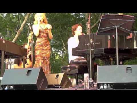 Kylie Minogue & Rufus Wainwright playing 'Halleluj...