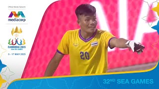 Vietnam's Van Khang stings Thailand’s goalkeeper Sruanson palms with his free-kick | SEA Games 2023 screenshot 3