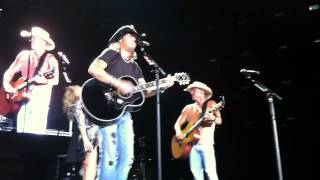 Bret Michaels, Kenny Chesney and Grace Potter sing "Every Rose Has It's Thorn" live.