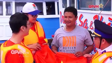 Trao cờ Tổ quốc đồng hành với ngư dân bám biển