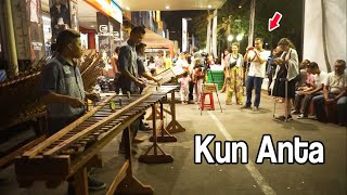 Turis mancanegara terpesona menikmati lagu Kun Anta - Angklung Arjuna Putra live Ramayana