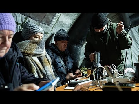 Тысячи людей замерзают в Киеве из-за российских ударов по инфраструктуре