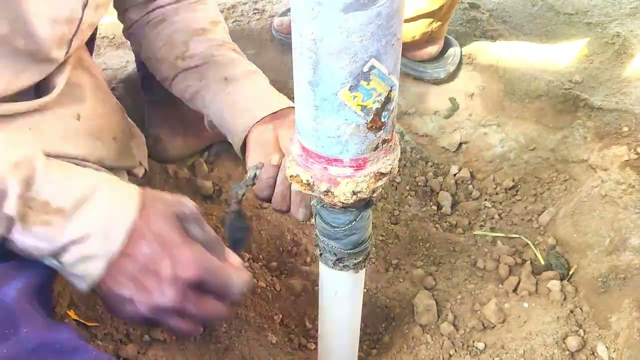 Установка ручного насоса в деревне | Как работает бурение глубоких скважин