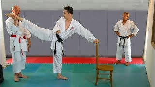 Karate : Ura Mawashi Geri, le coup de pied circulaire inversé