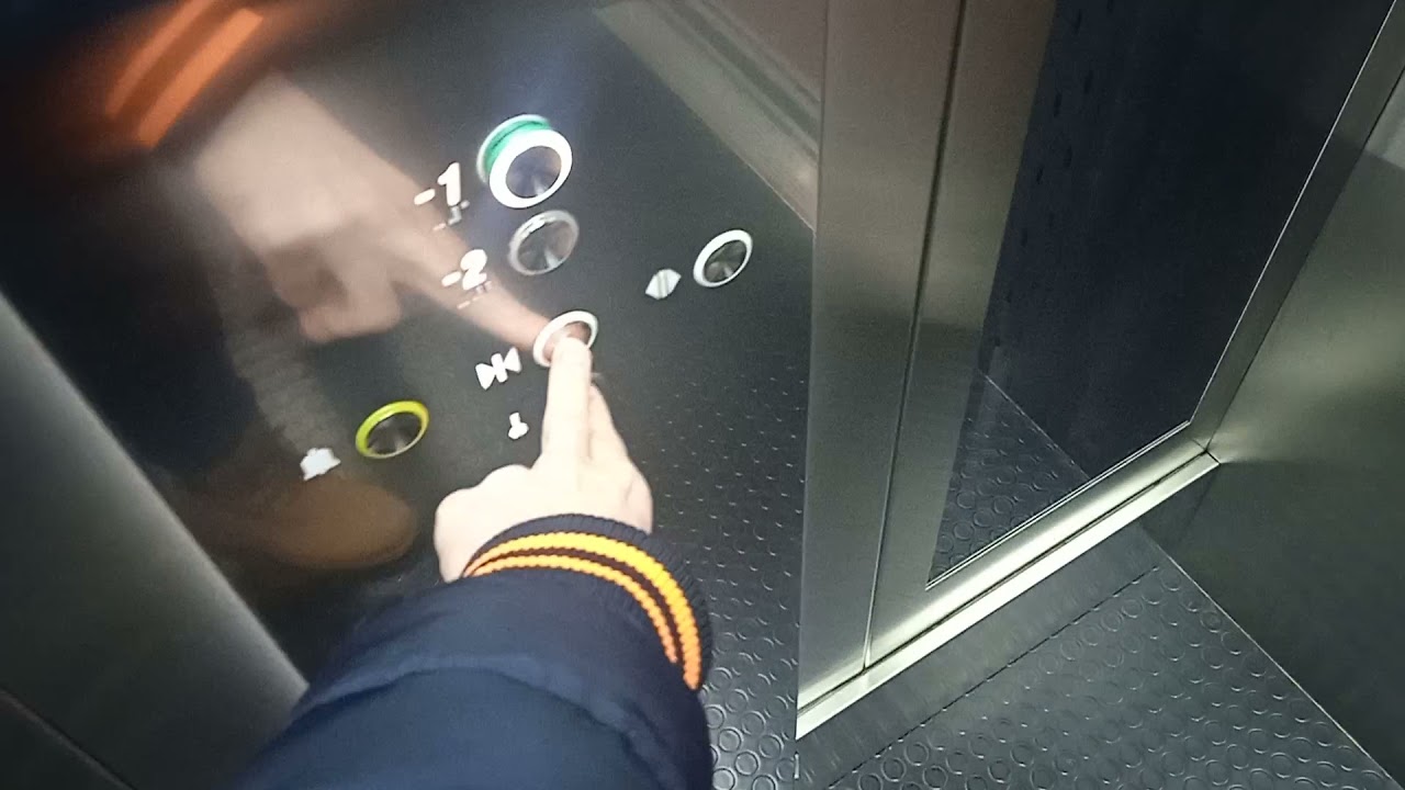 Το ασανσέρ του μετρό, στον σταθμό Αγία Βαρβάρα (προς Αεροδρόμιο)