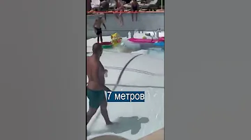 В воронку на дне бассейна засосало двух человек