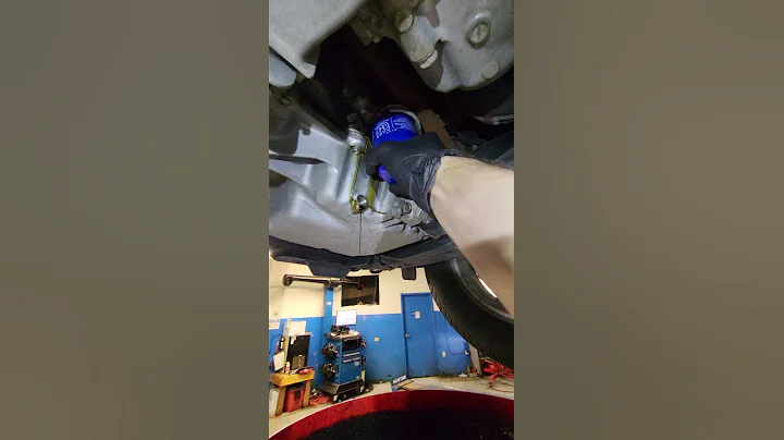 How To Properly Tighten An Oil Filter 😬👍 #honda #shorts #tevideos #