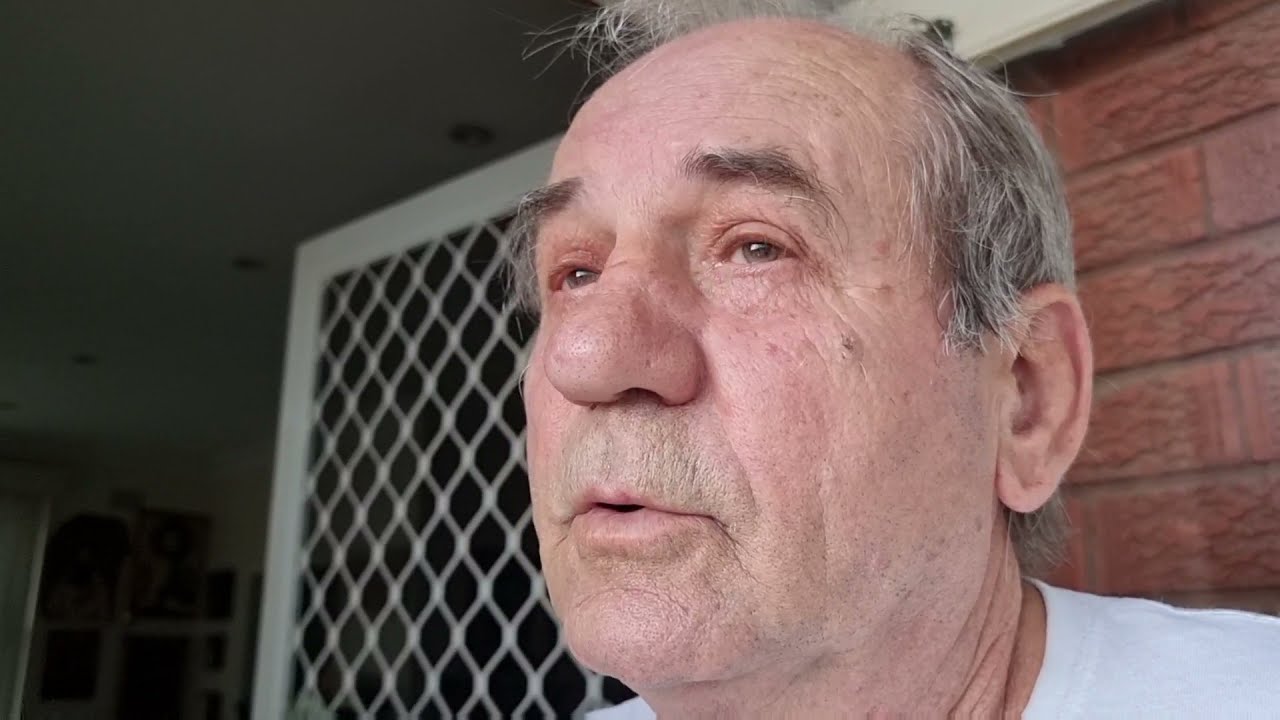 На небе стучало,сияло и гремело.И.. Вот такая погода в Австралии.Летом ...