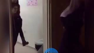 Birbirleri Sırtında Sınıftan Çıkan Liseli Kızlar