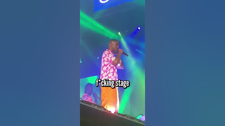 Fans throwing things on stage 😕