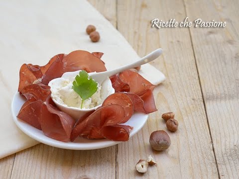 Bresaola con philadelphia e nocciole - Ricette che Passione