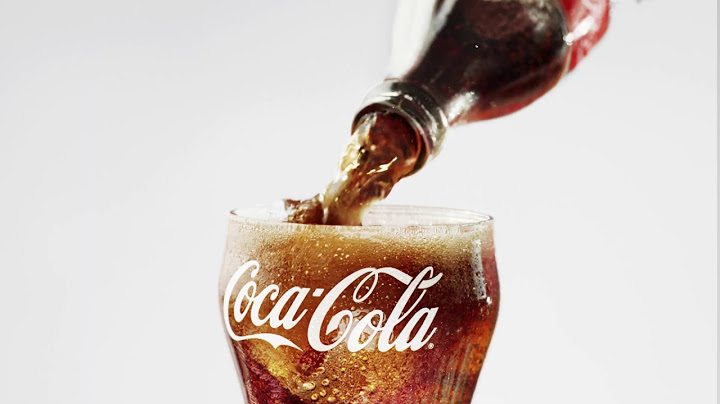 Ailecek dizi keyfinin tadını Coca-Cola ile çıkar.