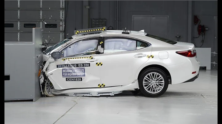 2016 Lexus ES 350 driver-side small overlap crash test (extended footage)