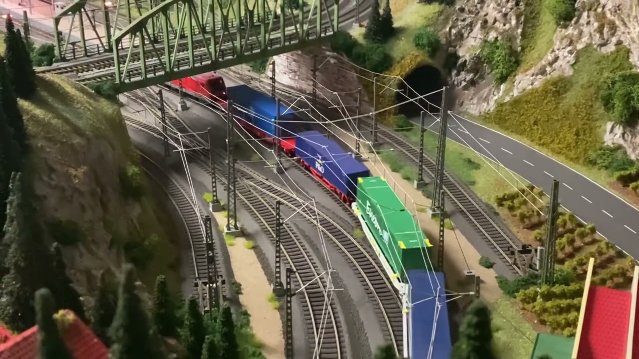 Br 187 von ACME unterwegs mit einem KLV-Zug