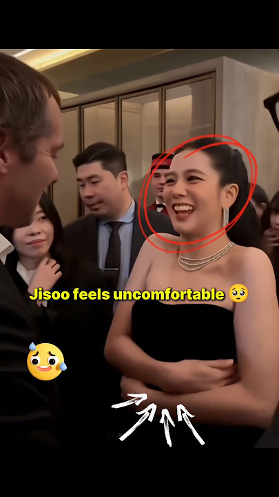 Jisoo feels uncomfortable because of this man 😤😠 #blackpink #blink