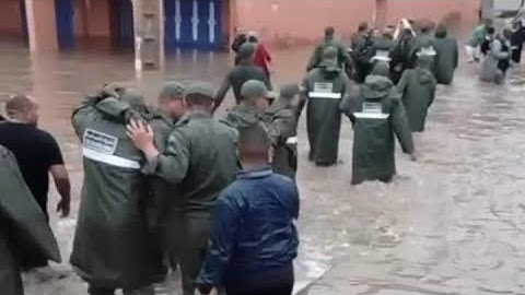 ورزازات تغرق وافراد القوات المساعدة يتدخلون لإخلاء عدد من المنازل التي غمرتها المياه بورزازات
