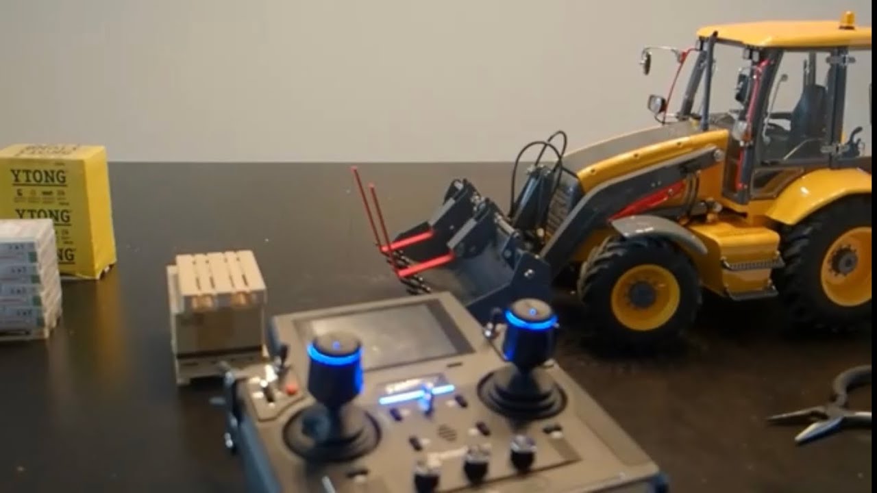 Lesu BL71 Backhoe Loader + Paladin PL18 EV  Review [GERMAN] - Friedrichshafen 2022