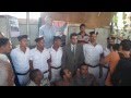 ياسر رزق يتوسط عساكر الأمن