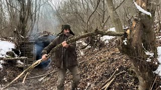 3 Days winter bushcraft building   No sleeping bag  Natural shelter   Alone in the wild cold forest
