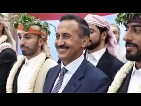 السفير احمد علي عبدالله صالح في صورة جماعية مع العرسان
