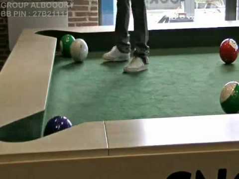 فكرة ممارسة كرة القدم فوق طاولة بلياردو