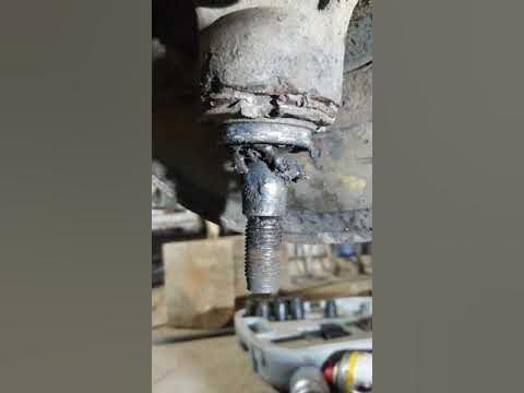 Как выкрутить шаровую. Шаровая опора нижняя пыльник ваз 2109. Как выкрутить шаровую. Шаровая опора ваз 2115. Ключ шаровые откручивать.