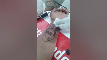 ¿Qué pitufo tiene un tatuaje?