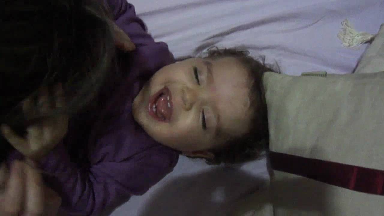 Carolina gargalhando com a mamãe...