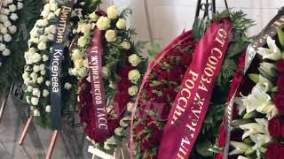 На Троекуровском кладбище началась церемония прощания с Сергеем Доренко