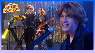 Video thumbnail of "Keep Singin' It' Erin & Aaron's First Performance! 🎸🎹 Erin & Aaron | Netflix After School"