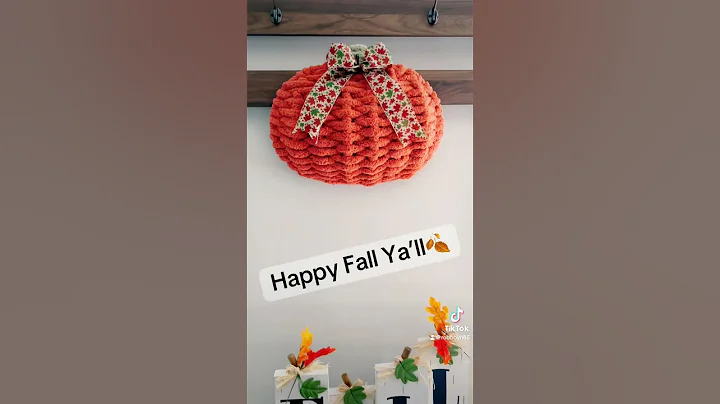 DIY Pumpkin Wreath #diy #pumpkin #falldecor #dollartree