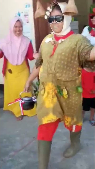 lomba dihari kemerdekaan ' fashion daster dengan peralatan dapur '