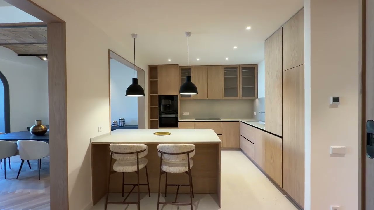 ELEGANTE JOYA EN  CUADRADO DE ORO