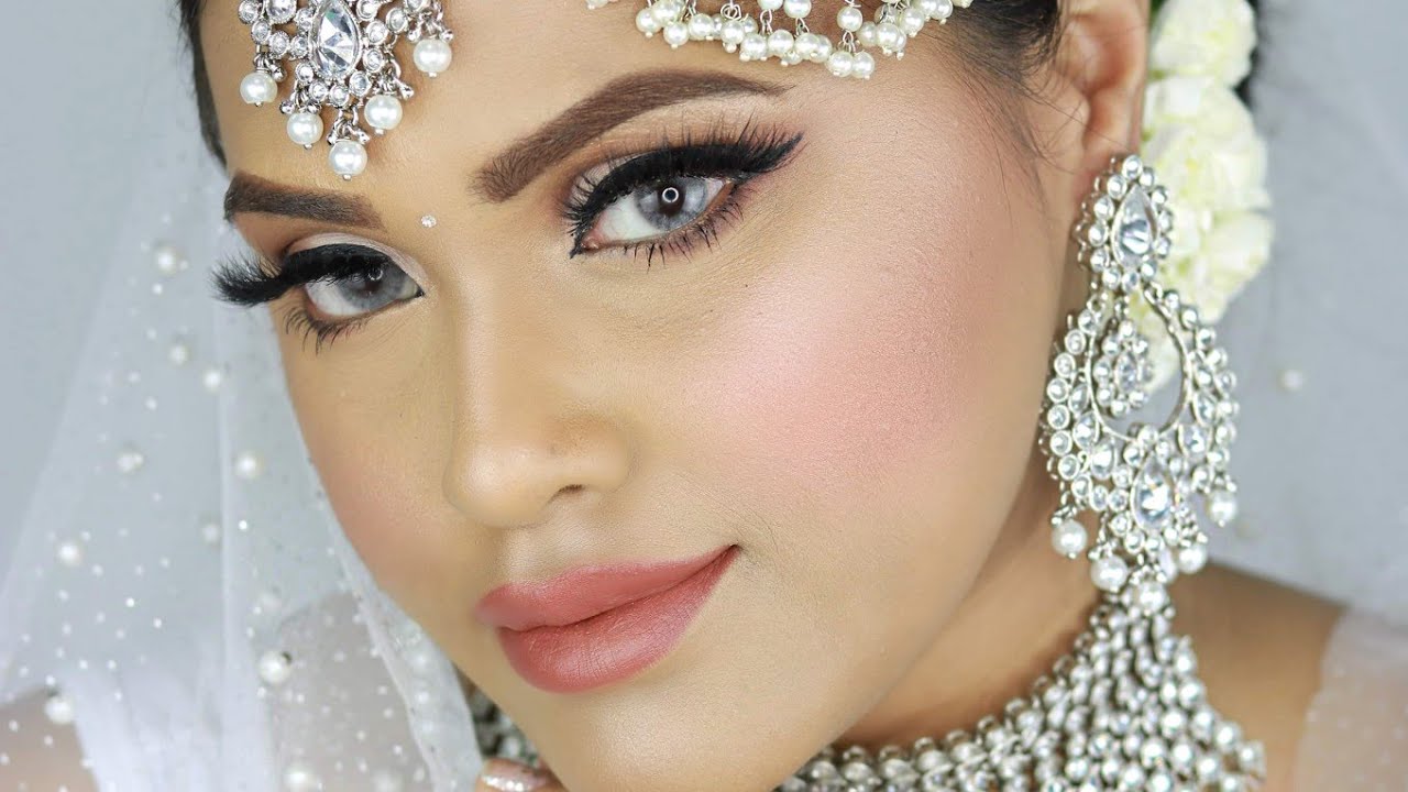 Fashionable Gown, Beautiful Blonde Model, Bride Hairstyle And Makeup  Concept - Closeup On Pretty Young Woman In White Wedding Dress Sitting On  The Windowsill Indoors, Romantic Girl Posing In Studio Stock Photo,