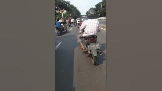 Aki-aki naik motor sAmbil tidur   Hampir nyungsep hahaha