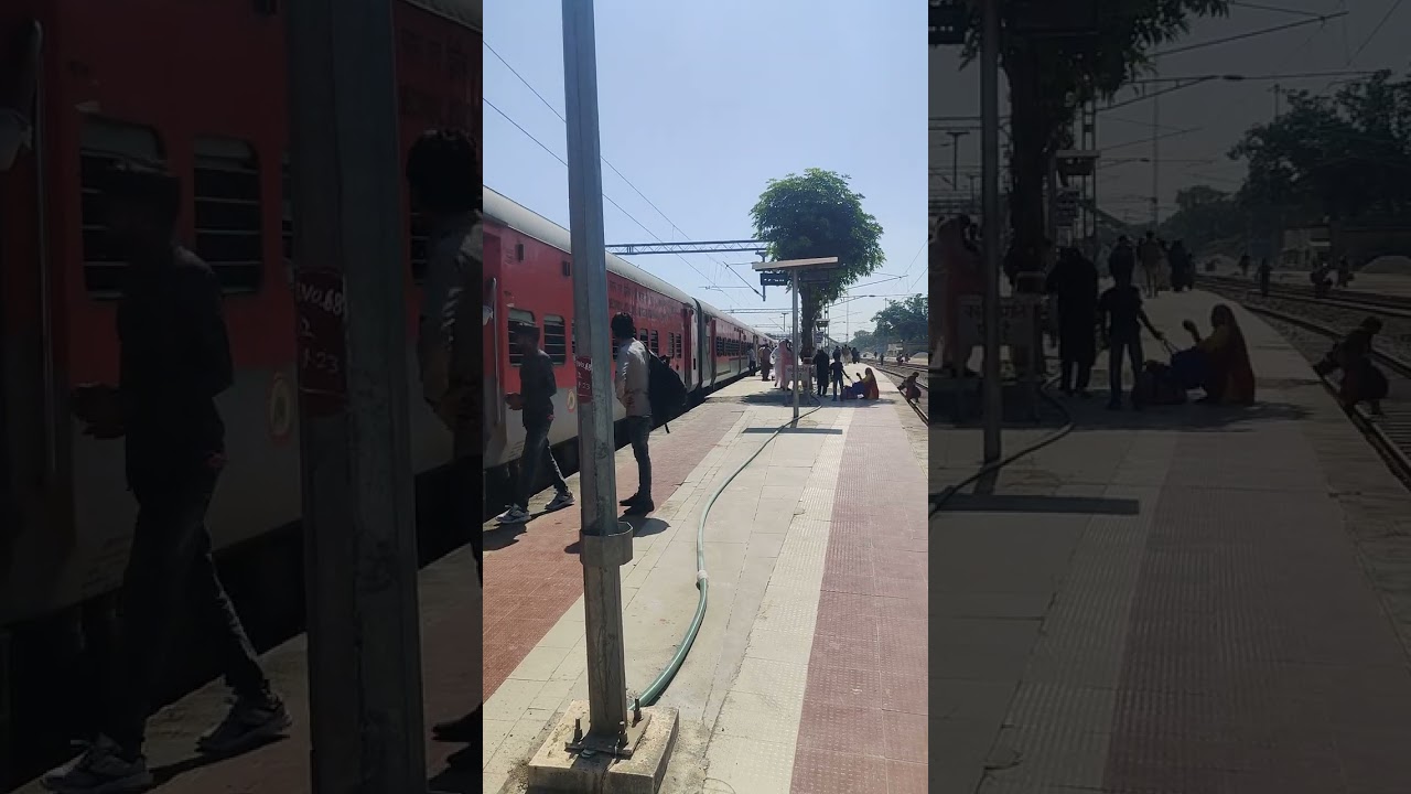 Bandra Udaipur City Superfast Express at Nimach Junction