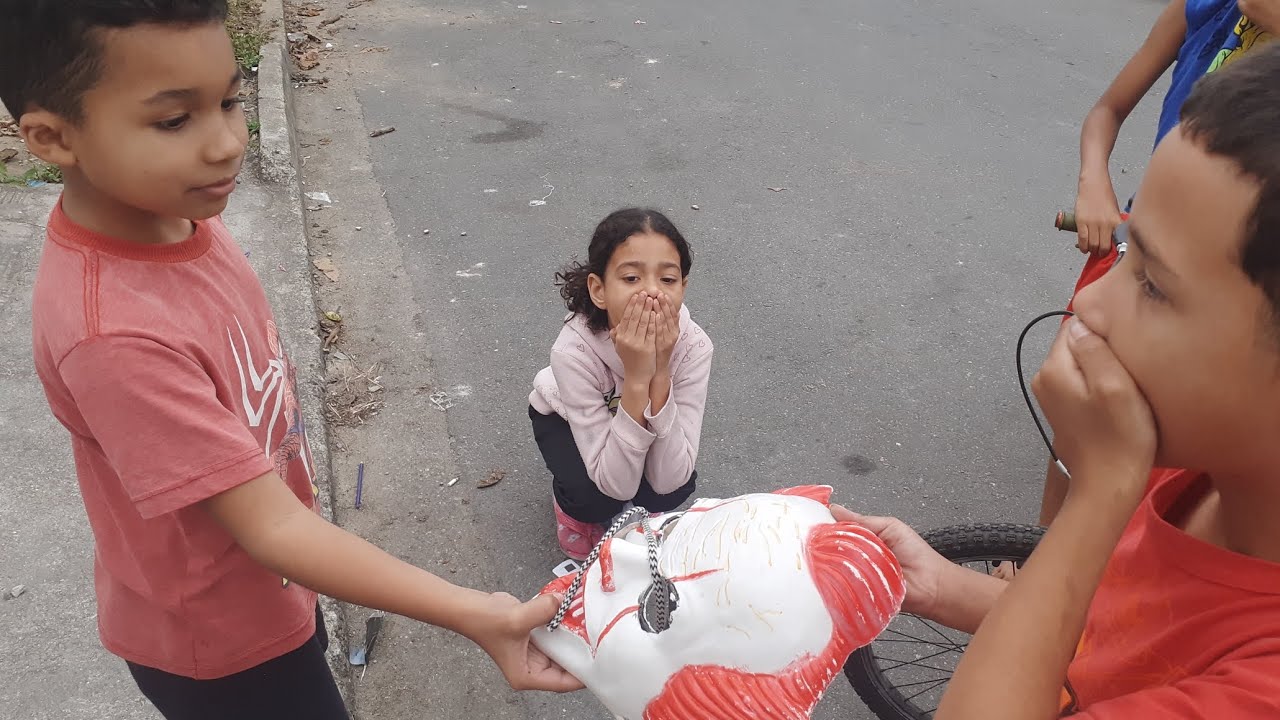 O menino novo nos deu a máscara do palhaço...
