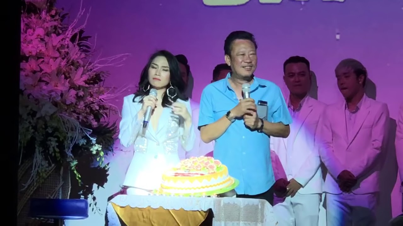 Đức Phúc bất ngờ có mặt tặng hoa sinh nhật Mỹ Tâm - Lê Quang thì chúc cô sớm lấy chồng