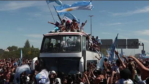 WM-Siegesparade: Fan springt in offenen Bus der ar...