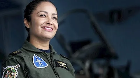 Karen, la primera mujer copiloto de un F5 en el de...