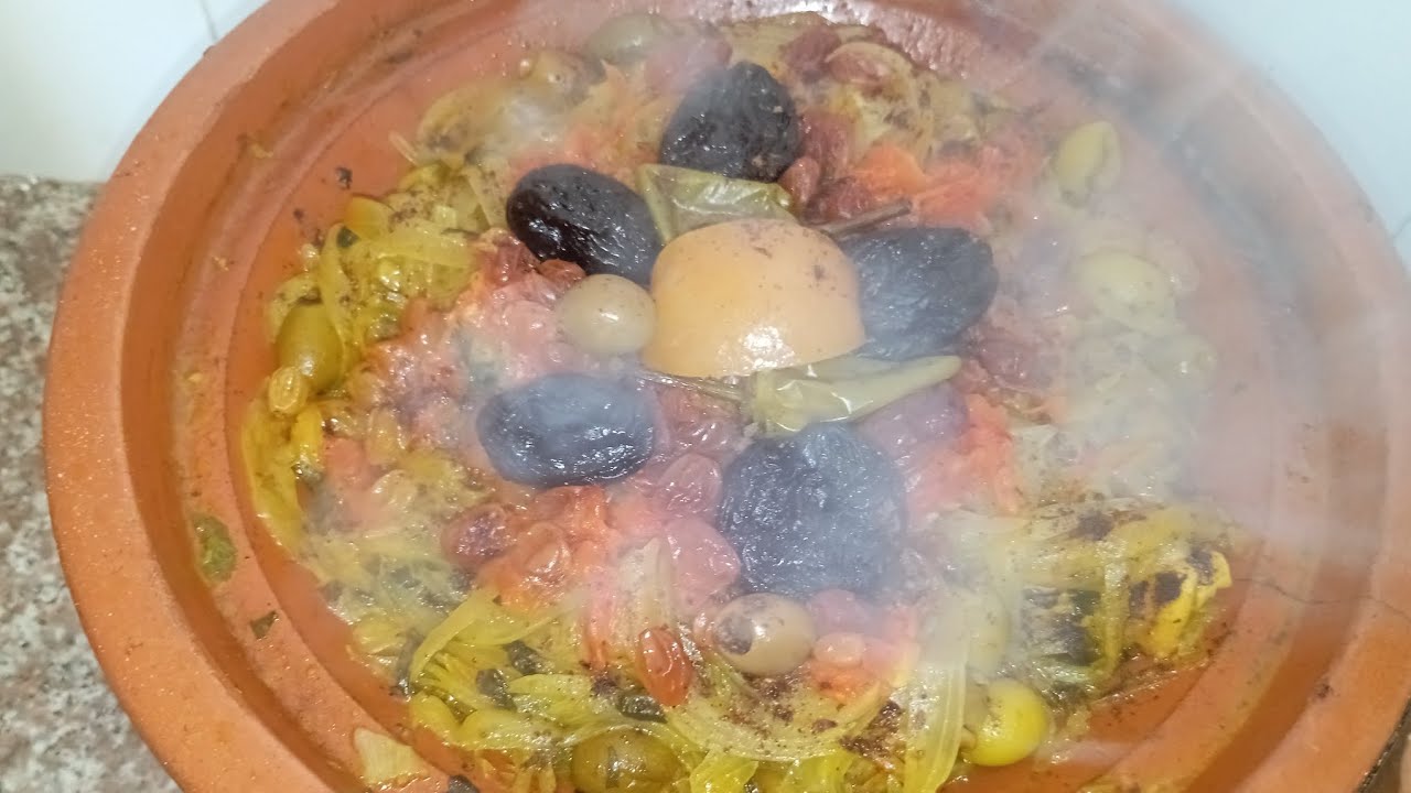 طاجين سوسي بالدجاج… نكهة أمازيغية أصلية وريحة تشهي! 🍗🔥