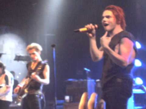 Gerard dedicates The Kids From Yesterday to Alicia...