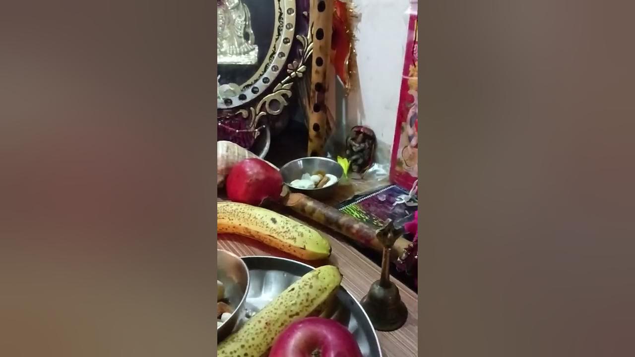 Ghar Me Puja Karte Or Jaykare Lagate Hue YouTube ghar-me-puja-karte-or-jaykare-lagate-hue-youtube