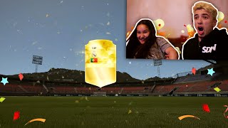 MY SISTER GETS RONALDO IN A PACK!!! - FIFA 16 Pack Opening