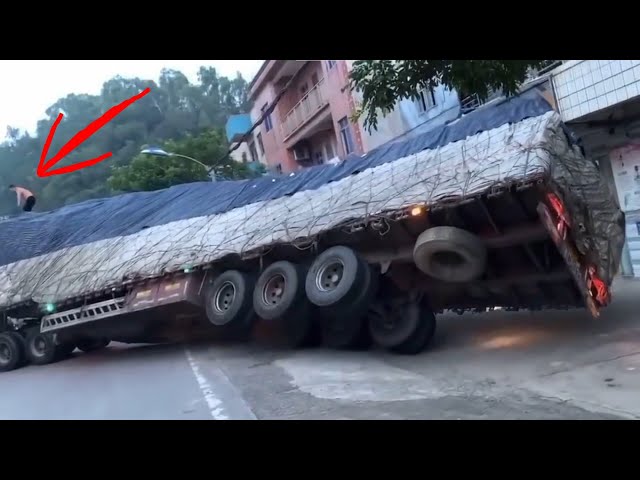 Top dangerous moments【E2】 of truck driving, fail operation of heavy duty trucks class=