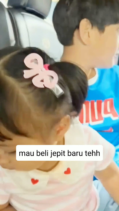Aa Rafathar invites sister Lily to go for a walk to the Singapore mall