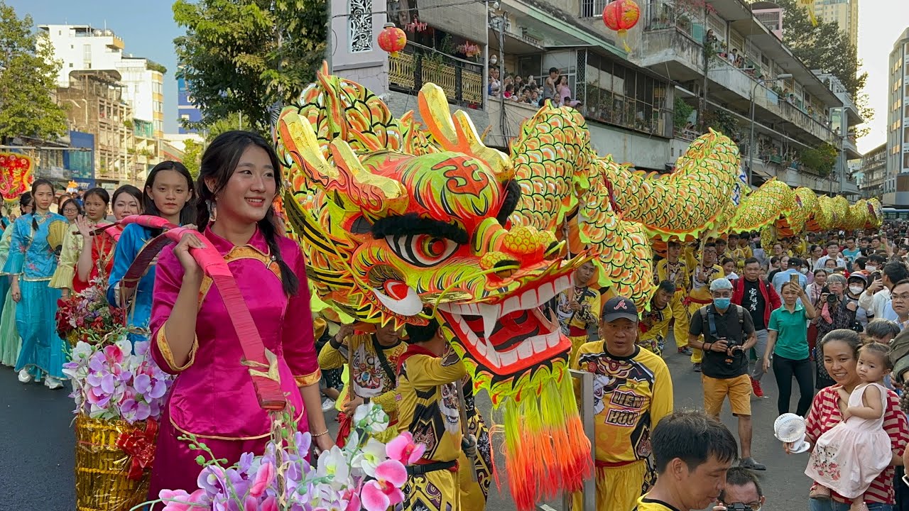 Sài Gòn dậy sóng LỚN CHƯA TỪNG CÓ Lễ hội Tết Nguyên Tiêu Quận 5 đông vui quá